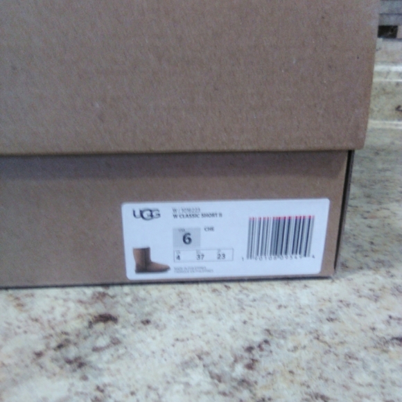 Classic short UGG size6 - Picture 3 of 4